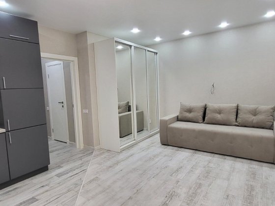 Метро Чернігівська 200м  однокім. Квартира - Студія 38 м. кв.власник Киев