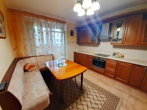 Продам 2-кімн. квартиру біля ст.метро Осокорки у відмінному стані Київ