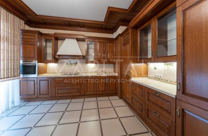 Ексклюзив біля Володимирського собору. Цегляний дім, Паркінг, Класика - фото 1