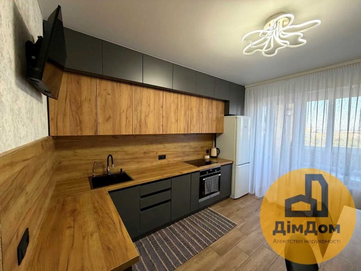 Простора 3-кімнатна квартира з новим ремонтом - фото 1