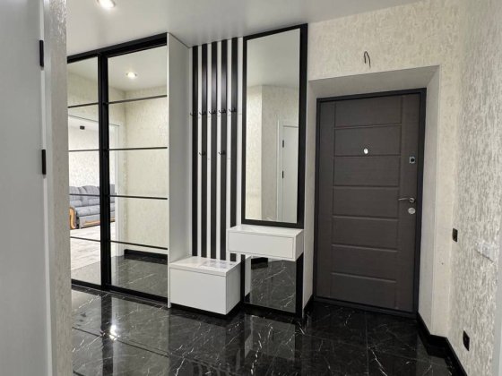 Здається   2к ЖК Віницький
Площа 67кв м
Поверх 9/9 ще є тех поверх
Дор Хмельницкий