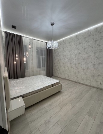 Простора сучасна 3к в Центрі, 75 кв.м., ремонт, гараж - фото 1