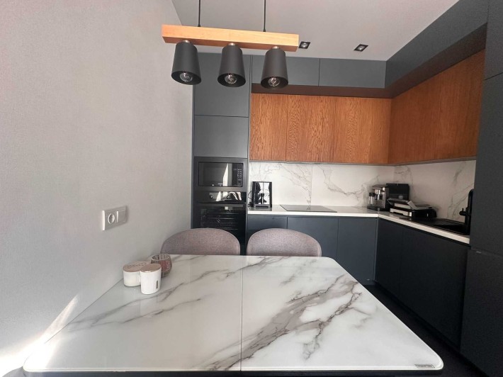 Стильна квартира в новому сучасному ЖК Києва - фото 1