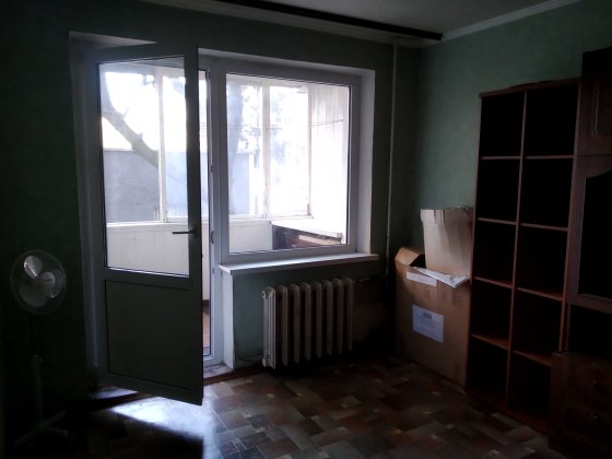 Продам 2-кмн. 1-й пов. Гната Юри 12.