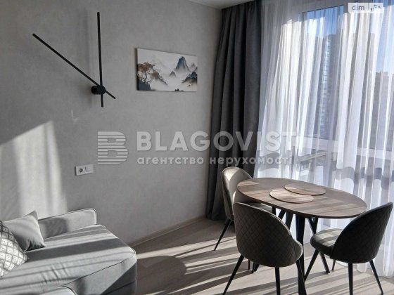 Ростиславська 5а, Форворд