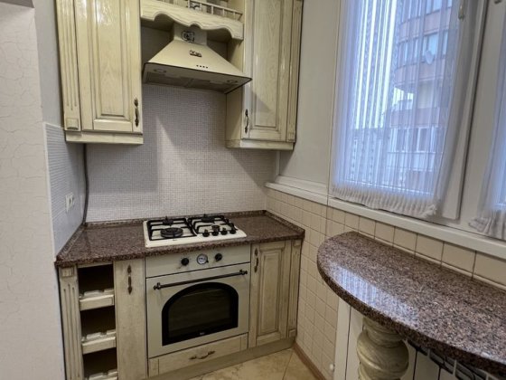 Оренда терміново  просторої кварири вул.Білозіра 10 Угорники