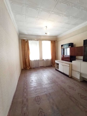 Продам 2 кімнатну квартиру на середньому поверсі в центрі - фото 1