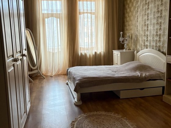 Продается 2-к "сталинка" центр города Миколаїв