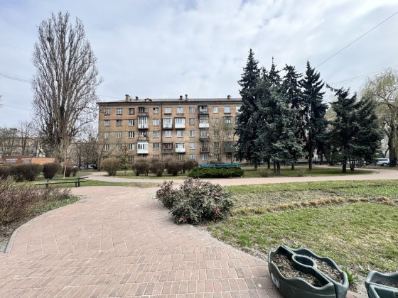 Киів продаж трьохкімнтаноі квартири  Повітряних сил 45
