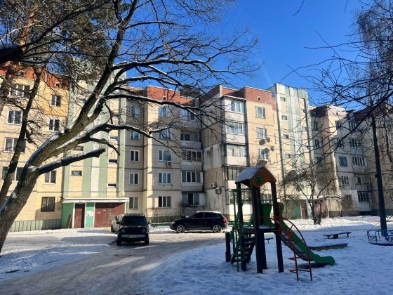 3-х комнатная, Святошинський р-он, біля ТРЦ Лавина Молл. (Синеозёрная) Київ