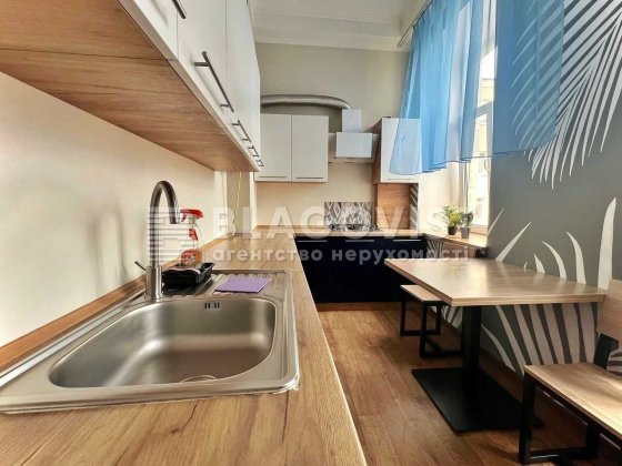 Продаж 5-к квартири 103м.кв. ДІЮЧИЙ ХОСТЕЛ. Центр, Саксаганського, 106 Киев