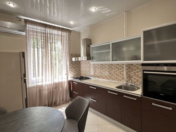 Продается 2- х комн. полнометражная квартира Центр города Запорожье