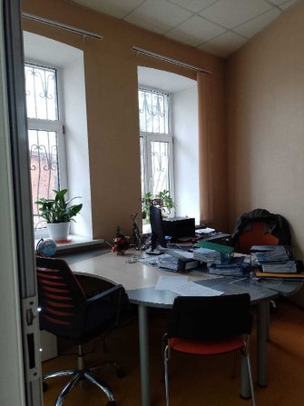 Продам 2 к.кв. с офісним ремонтом в Центрі, м. Пл. Конституції - фото 1