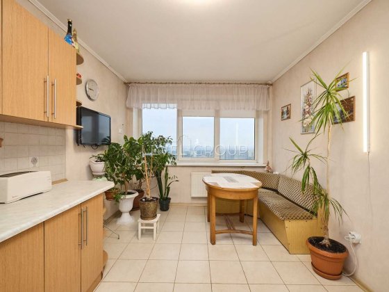 Продаж 2-кімнатної квартири біля метро