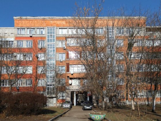 Продам 4х. Фасад. Кімнатну квартир( зараз там офіс). Метро КПІ 2 хв.