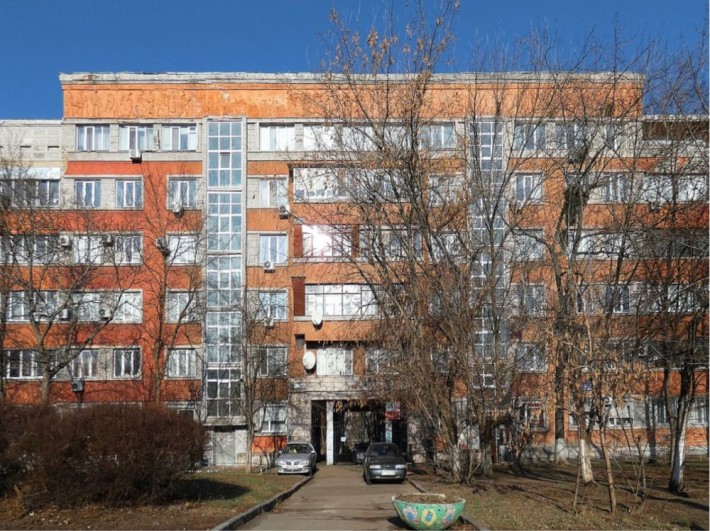 Продам 4х. Фасад. Кімнатну квартир( зараз там офіс). Метро КПІ 2 хв. - фото 1