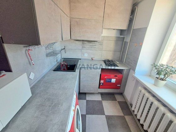 Простора 3-кімнатна квартира з ремонтом біля метро Київ