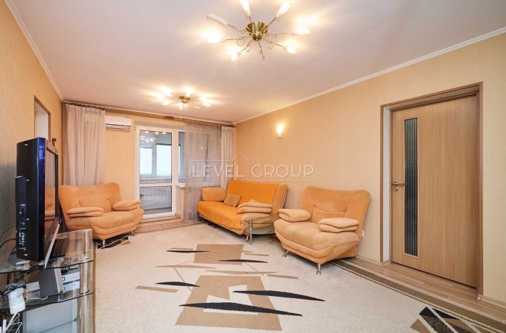 Продаж 2к квартири Святошинська пл. 1, Житомирська, Хіт мол - фото 1