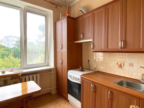 продам 2-х кімнатну сталінку з гарним ремонтом вул.Богоутівська 36