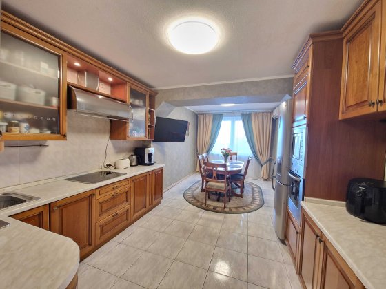 3 кімнатна квартира 97м, світло при відключенні, вул. Чижевського 2б Київ