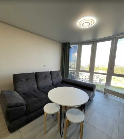 Продаж 3к квартири 107.3 кв. м на вул. Лазурна - фото 1