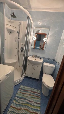 Продаю 2х- к кв  пл. Победы  6/9 - фото 1