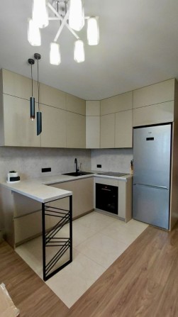 Просторная трехкомнатная квартира в Киевском районе - фото 1