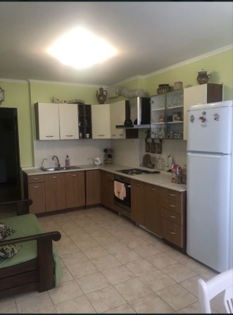 Продам 2- х ком с ремонтом и мебелью в новом доме на Сахарова - фото 1