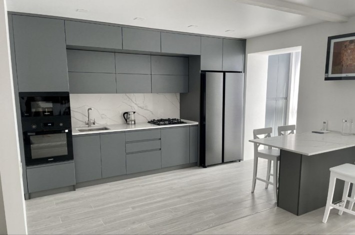 Продаж 3 кімнатної квартири з свіжим євроремонтом, меблями в Центрі - фото 1