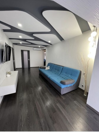 Продається світла сімейна 3-кімнатна квартира в Індустріальному районі - фото 1