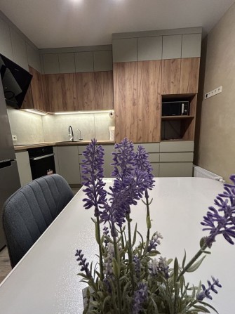 Квартира в будинку де працює ліфт, є генератор Новий ремонт! Видова - фото 1