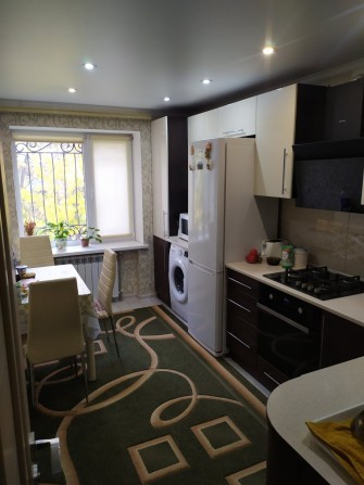 Продам свою 3- комнатную квартиру с евро-ремонтом. - фото 1