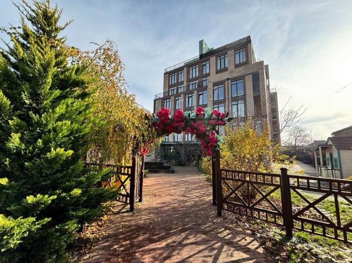 Квартира в круговою терасою у сучасному ЖК в 10 хвилин від моря - фото 1