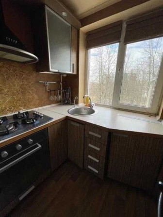 Продам 2к квартиру Новые Дома Метро дворец Спорта. 2й этаж\5ти - фото 1