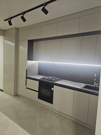 1к 41 м2 з дизайнерським ремонтом і меблями - фото 1