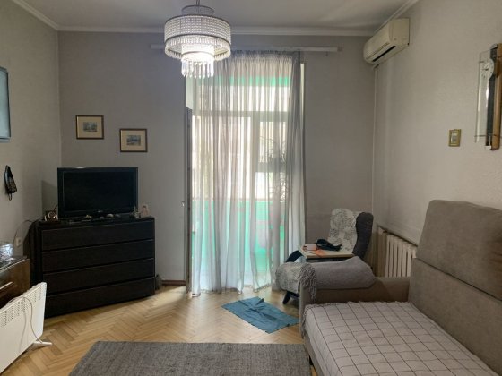 Двокімнатна в «сталінці» з ліфтом.