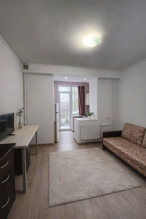 Продам уютную 1-комнатную квартиру с балконом в тихом зеленом дворе - фото 1