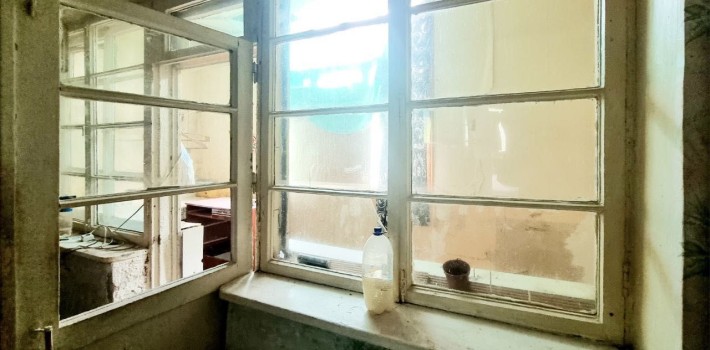 D1L Продам гостинку с большим  балконом, метро в пешей доступности. - фото 1