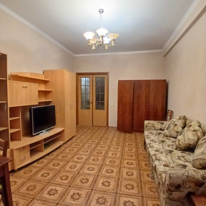 Центр міста вул Грушевського здам затишну 1 к квартиру гарний стан ГАЗ - фото 1