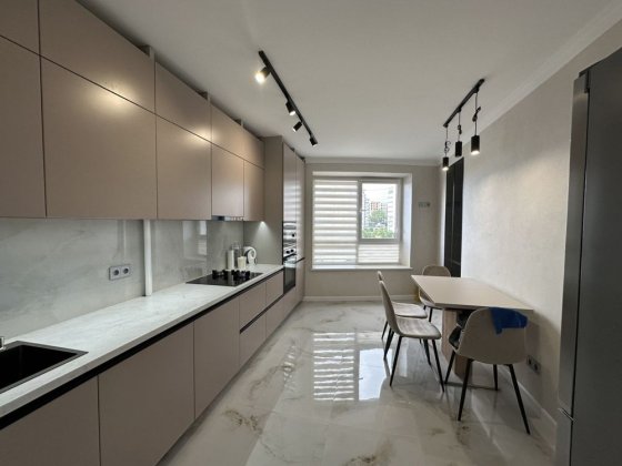 Оренда 3 кім квартири з видом на озеро.