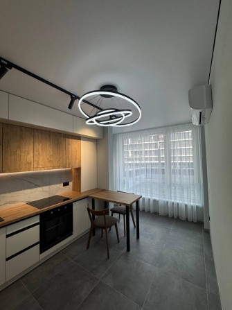 Перша здача! Стильна 1-кімнатна квартира з терасою в центрі міста
вул. - фото 1