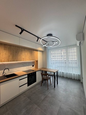 Перша здача! Стильна 1-кімнатна квартира з терасою в центрі міста - фото 1