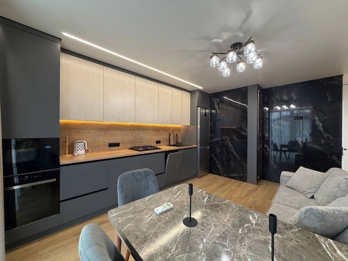 БЕЗ КОМІСІЇ! 1-кімнатна + кухня-студія з гардеробом і охороною! - фото 1