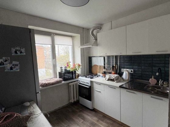 Трц Конкорд гарний стан парковка у дворі Полтава