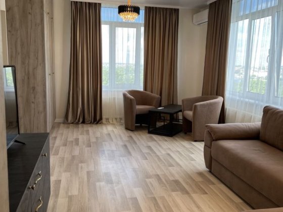 Будинок біля озера і парку Тернополь