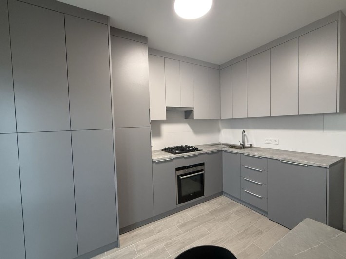 Перша здача, поруч з парком та озером - фото 1