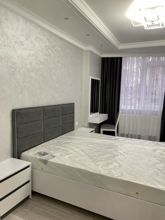 Здаєтсья 2 кімнатна новобудова на проспекті - фото 1