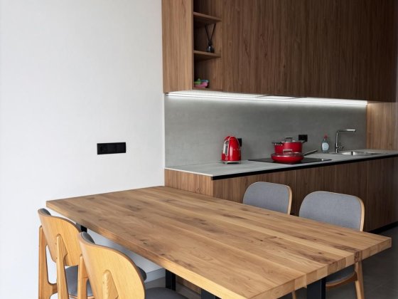 Дизайнерська 2-к в центрі • кухня-студія + гардеробні в кожній кімнаті Ужгород