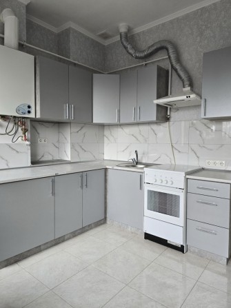 Оренда 1к НОВОБУДОВИ, ПОЛЄТАЄВА - ГОЛОВНА, НОВА кухня, є кондиціонер! - фото 1