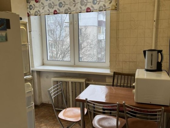 Простора трикімнатна в центрі столиці біля метро